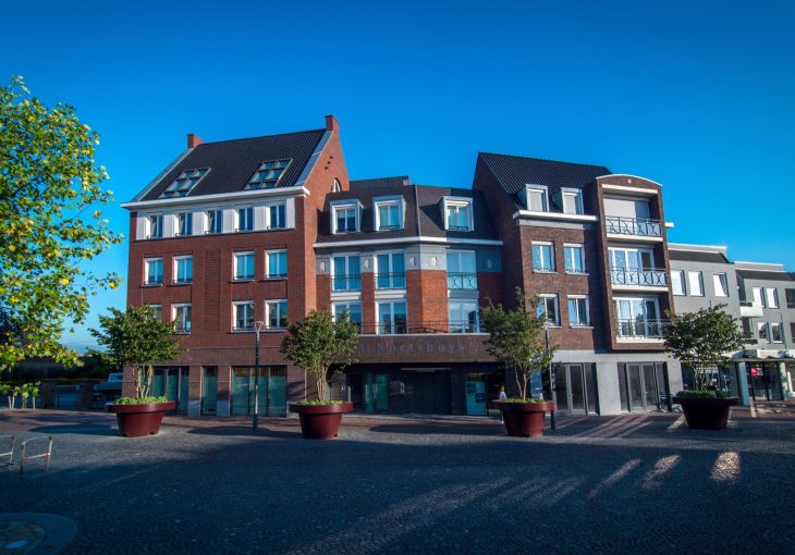 Appartementencomplex en winkels Best